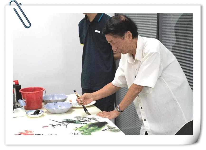 1534816555113109.jpg 進貿(mào)通周末|著名國畫大師蒞臨進貿(mào)通贈《映日荷花》《紫氣東來》