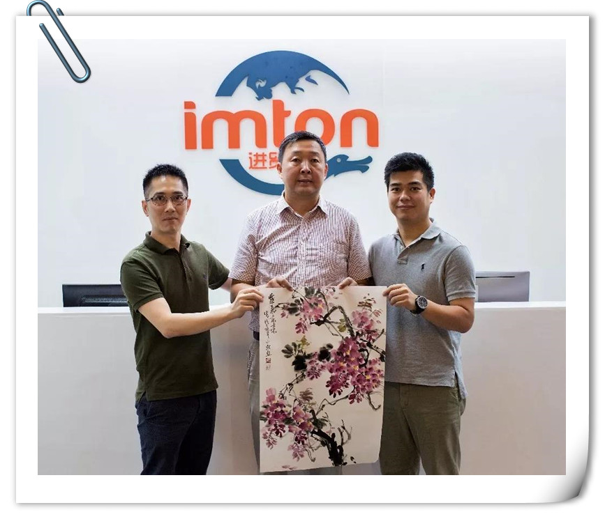 1534816583656477.jpg 進貿(mào)通周末|著名國畫大師蒞臨進貿(mào)通贈《映日荷花》《紫氣東來》