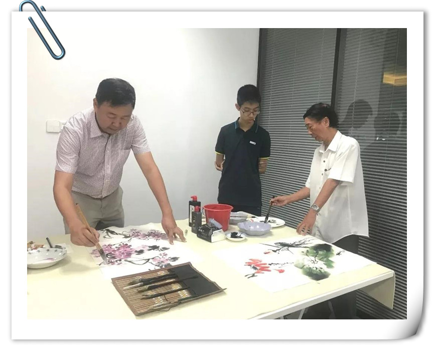 1534816641337487.jpg 進貿(mào)通周末|著名國畫大師蒞臨進貿(mào)通贈《映日荷花》《紫氣東來》