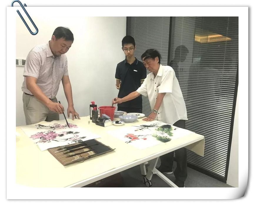 1534816662131830.jpg 進貿(mào)通周末|著名國畫大師蒞臨進貿(mào)通贈《映日荷花》《紫氣東來》